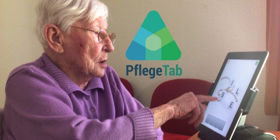Ältere Frau tippt auf ein Tablet, daneben das Logo von PflegeTab