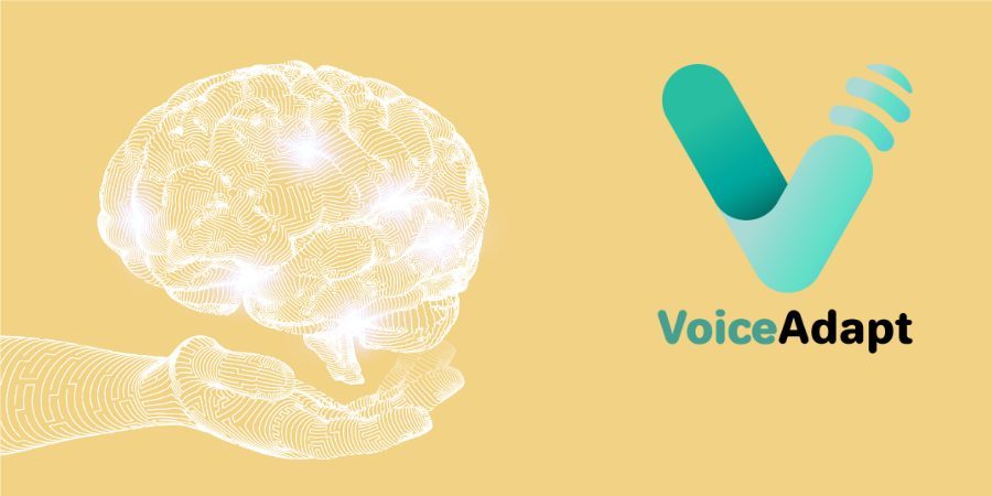 Illustration eines Gehirns über einer offenen Hand, daneben das Logo von VoiceAdapt