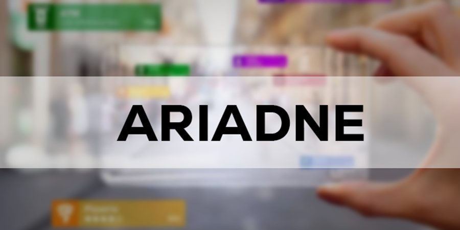 Schriftzug ARIADNE über einem Foto einer Hand mit Smartphone