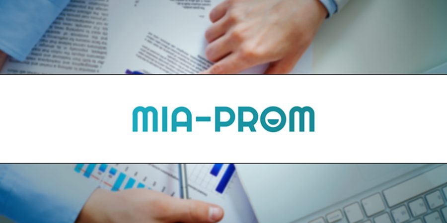Logo von MIA-PROM über einem Foto von Händen mit einem Fragebogen